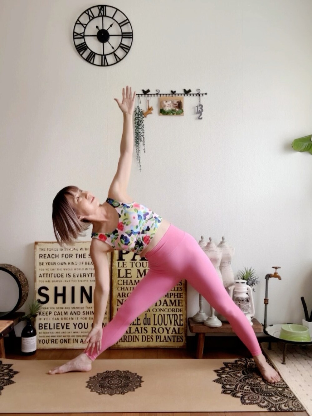 ピンク系のキャミソール、ピンク系のウィッグ、ピンク系のレギンス/スパッツを着用したレディースの夏コーディネートの4枚目の写真