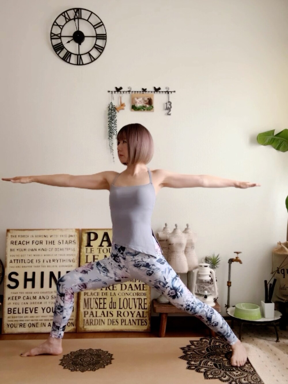 ブルー系のキャミソール、ブルー系のレギンス/スパッツ、ピンク系のウィッグを着用したレディースの夏コーディネートの2枚目の写真