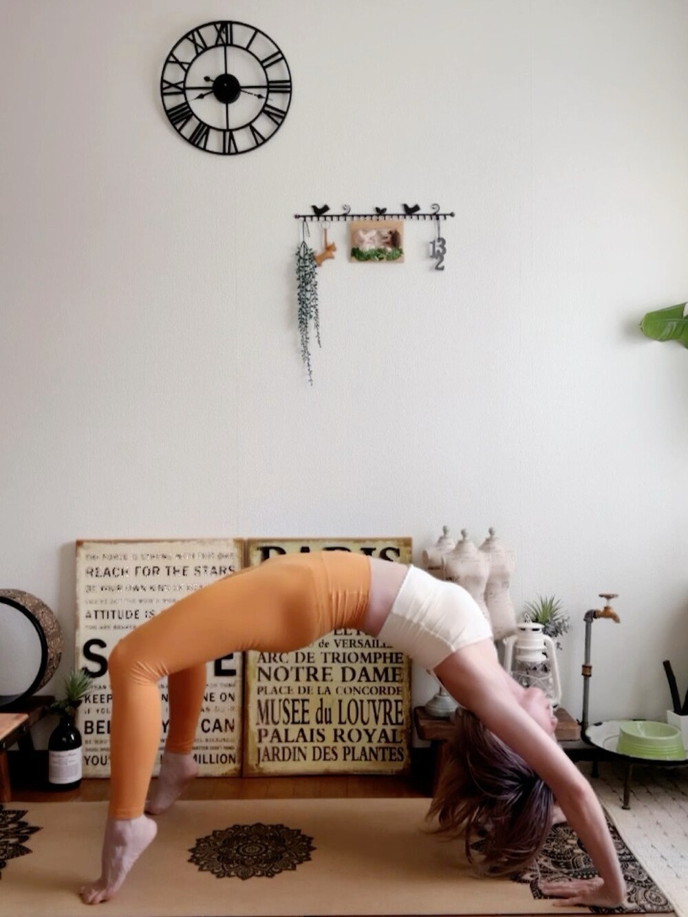 ホワイト系のキャミソール、オレンジ系のレギンス/スパッツ、ピンク系のウィッグを着用したレディースの夏コーディネートの4枚目の写真