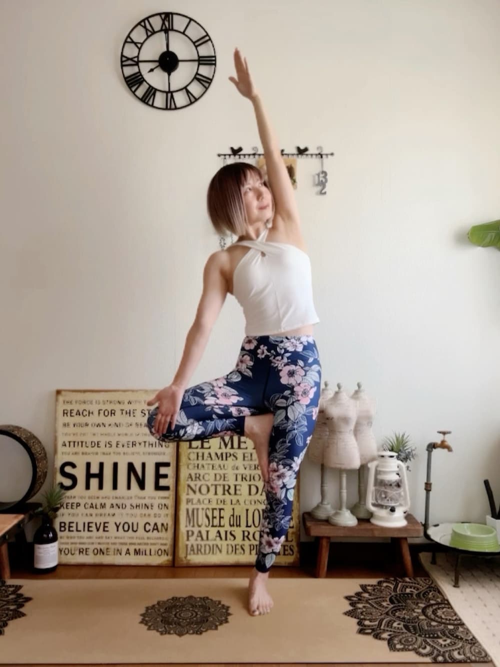 ホワイト系のキャミソール、ピンク系のウィッグ、ブルー系のレギンス/スパッツを着用したレディースの秋コーディネートの4枚目の写真