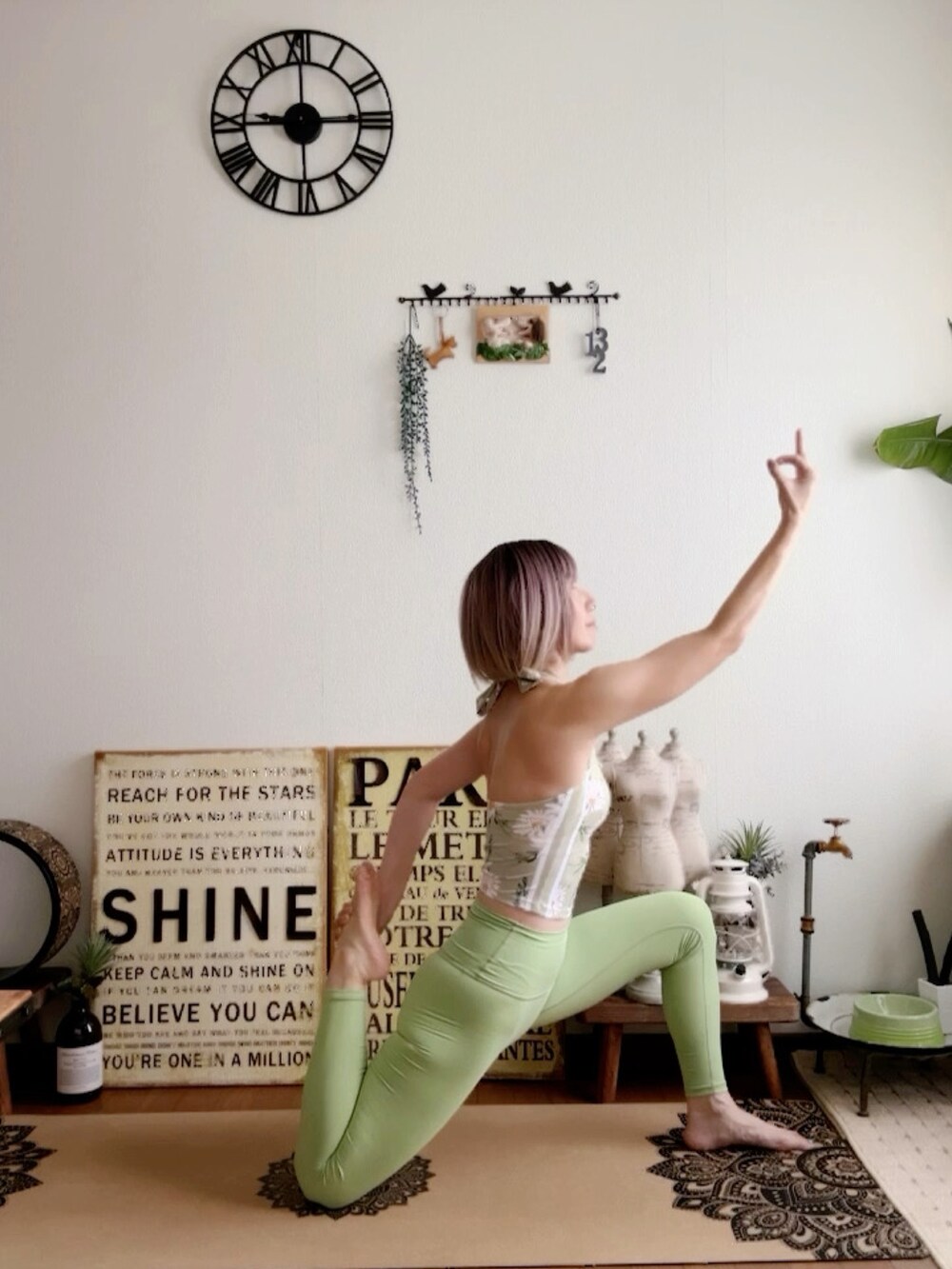 グリーン系のキャミソール、ピンク系のウィッグ、グリーン系のレギンス/スパッツを着用したレディースの秋コーディネートの4枚目の写真