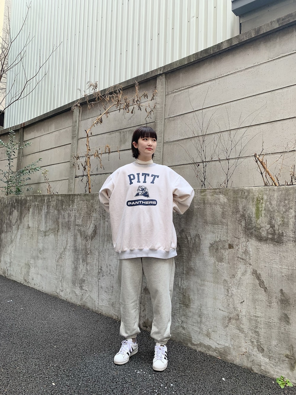 「春服みてみて、休日コーデ、大人カジュアル、きれいめカジュアル、プチプラコーデ、春コーデ、韓国ファッション、高身長女子、古着、古着MIX」｜「THE STANDARDのWEGO/スタンダードスウェットパンツ（スウェットパンツ、グレー系）」を使った、manaさん（レディース・166cm）の春コーディネートの2枚目の写真