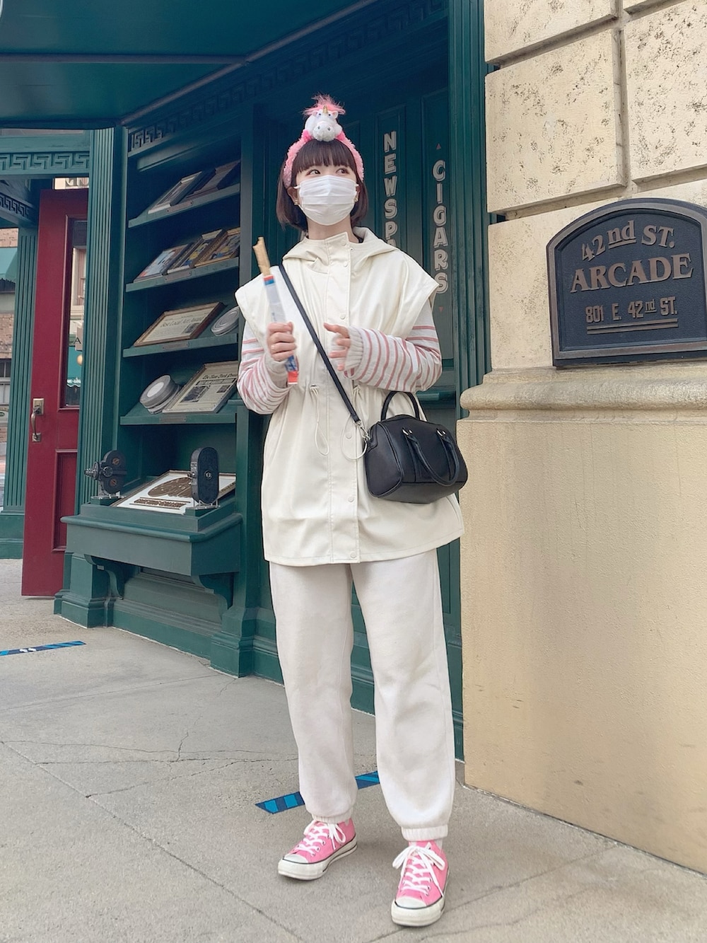 ピンク系のスニーカー、ピンク系のTシャツ/カットソー、ホワイト系のブルゾンを着用したレディースの冬コーディネートの2枚目の写真