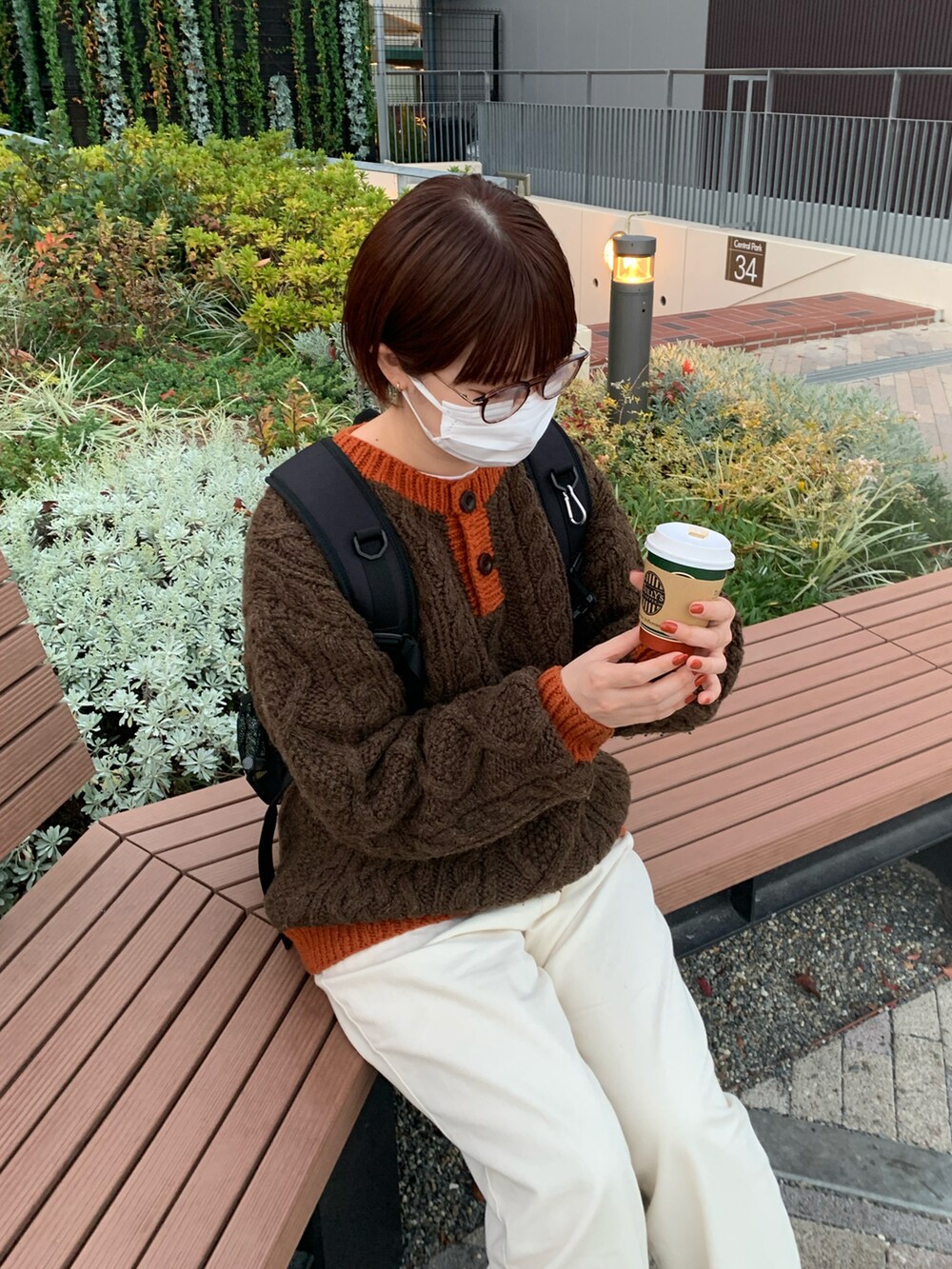 「古着、古着女子、古着コーデ、アディダス、メンズライク、冬を彩る色いろコーデ、ストリート、ノースフェイス、バックパック、韓国ストリート」｜「古着のアイテム（ニット/セーター、ブラウン系）」を使った、manaさん（レディース・165cm）の冬コーディネートの2枚目の写真