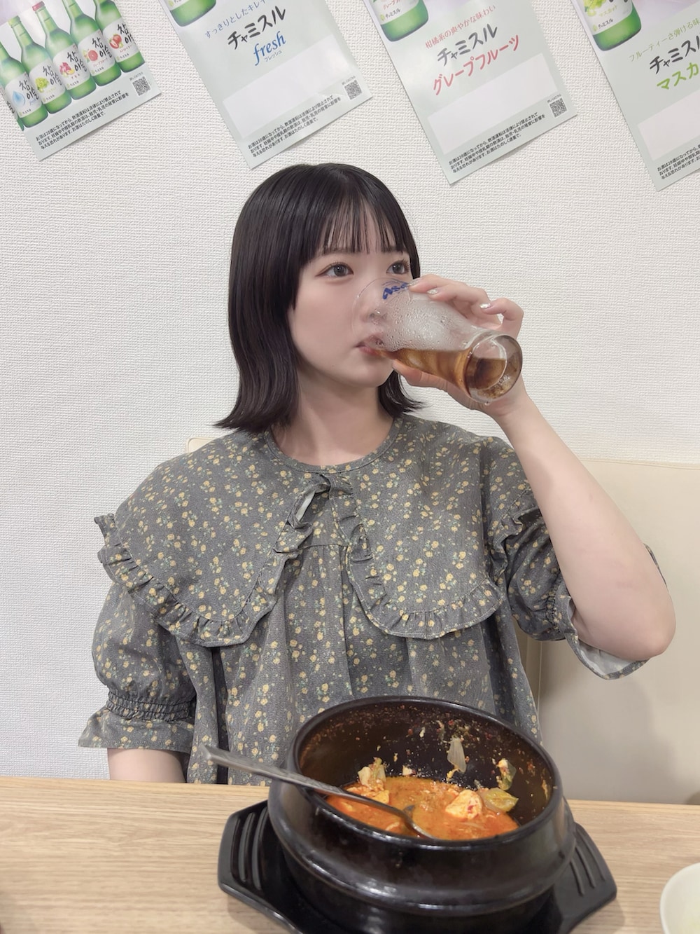 「襟付きワンピース、ビッグカラー、韓国ファッション、韓国、韓国コーデ、韓国スタイル、カジュアルガーリー、WC、小花柄、ミニワンピ」｜「WCのフラワーパターン半袖ワンピース（ワンピース、イエロー系）」を使った、manaさん（レディース・165cm）の冬コーディネートの2枚目の写真