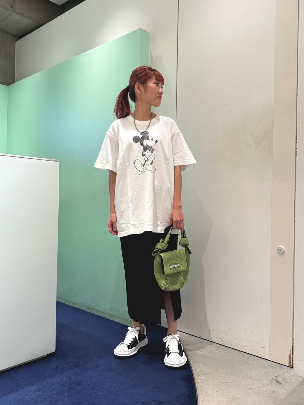 「白Tシャツ、ミッキー、休日スタイル、夏コーデ、お出かけコーデ、ラクチンコーデ、LOVELESS、カジュアルコーデ、スニーカー」｜「LOVELESSのニットアップタイトスカート（スカート、ブラック系）」を使った、ともみさん（レディース・158cm）の夏コーディネートの2枚目の写真