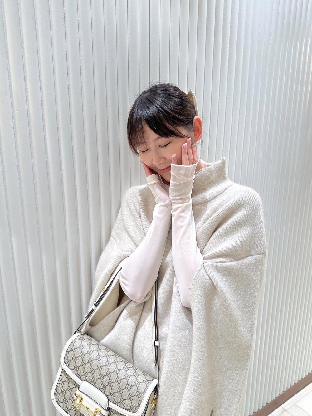 「大人かわいい、冬コーデ、袖ボリューム、シアートップス、GUCCI、ブーツ、淡色女子、淡色コーデ」｜「CAPRICIEUX LE'MAGEのFOX Wフェイスハイネック（ニット/セーター、ベージュ系）」を使った、charlotteさん（レディース・164cm）の春コーディネートの2枚目の写真