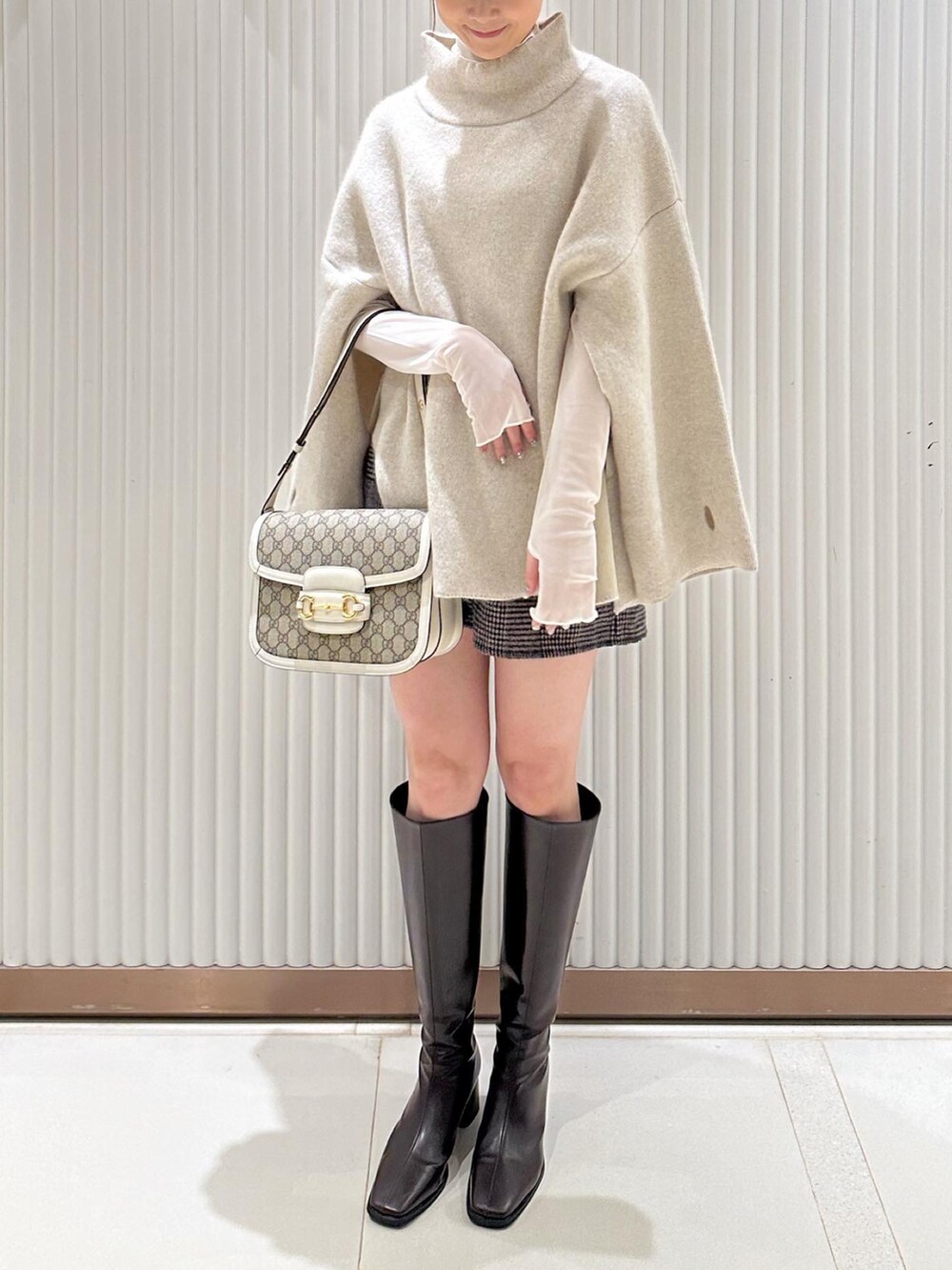 「大人かわいい、冬コーデ、袖ボリューム、シアートップス、GUCCI、ブーツ、淡色女子、淡色コーデ」｜「CAPRICIEUX LE'MAGEのFOX Wフェイスハイネック（ニット/セーター、ベージュ系）」を使った、charlotteさん（レディース・164cm）の春コーディネートの3枚目の写真