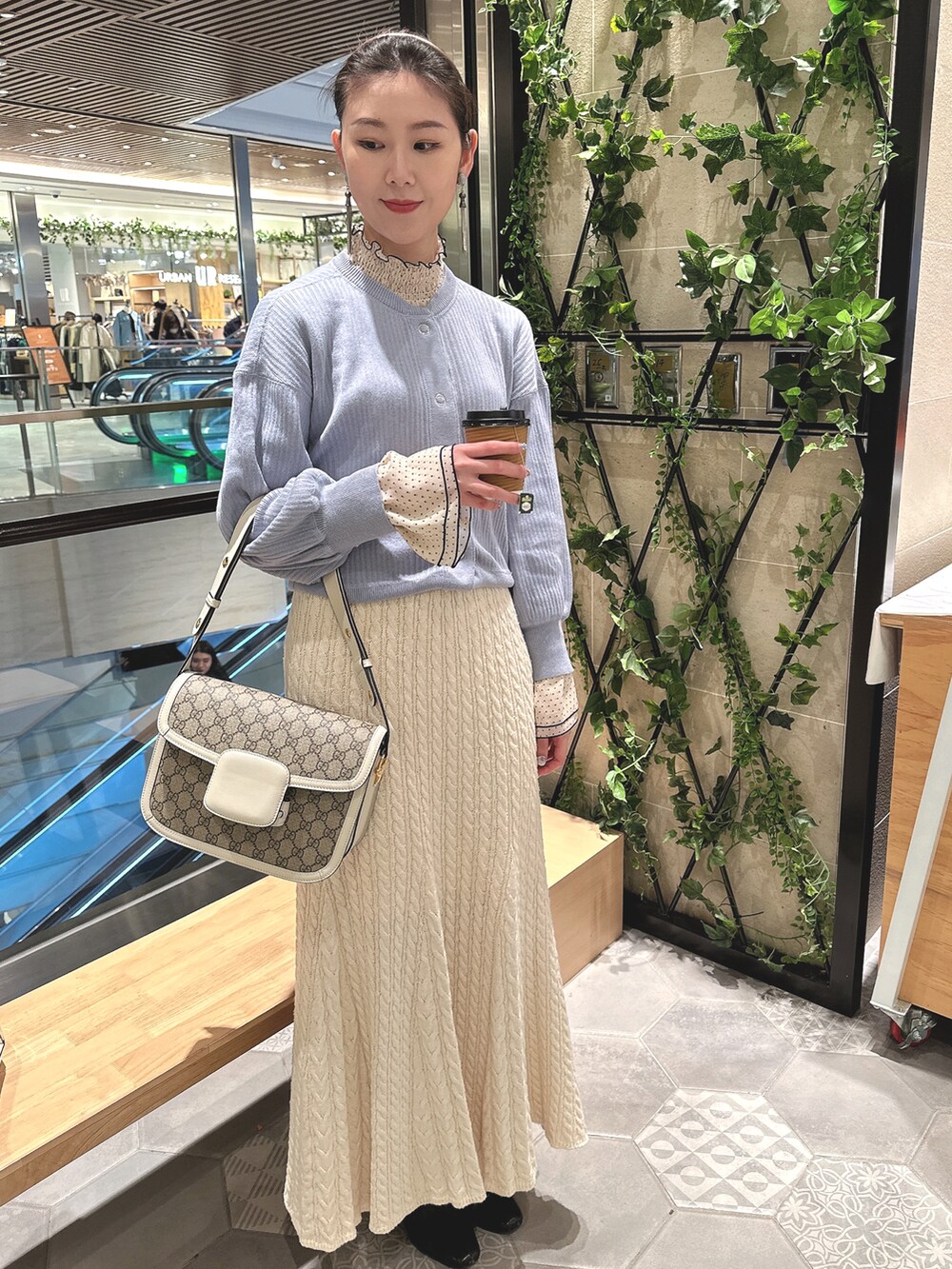 「大人かわいい、シアートップス、ニットスカート、高身長女子、淡色コーデ、青×白、カーディガン」｜「refinedworksのアイテム（トップス、ブルー系）」を使った、charlotteさん（レディース・164cm）の春コーディネートの2枚目の写真