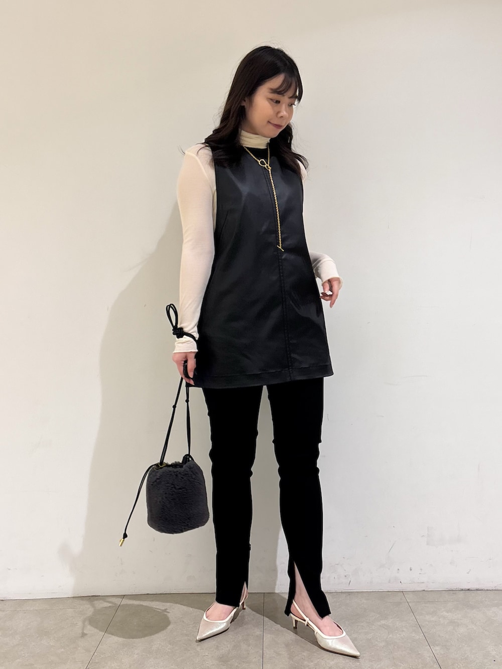 ホワイト系のTシャツ/カットソー、ブラック系のサロペット/オーバーオール、ブラック系のその他パンツを着用したレディースの秋コーディネートの3枚目の写真