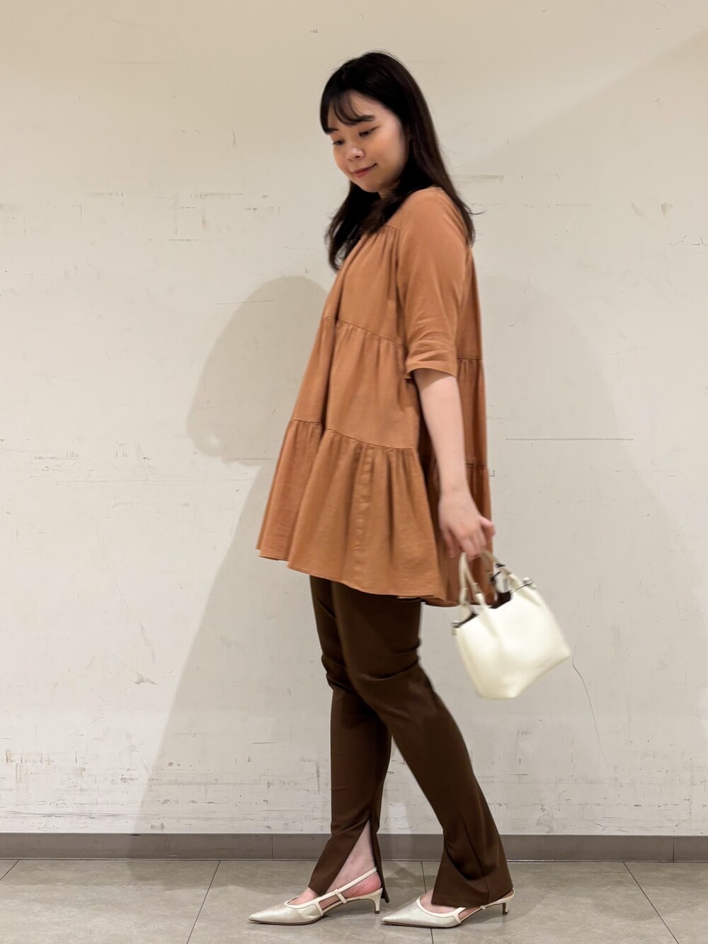 ブラウン系のその他パンツ、ブラウン系のシャツ/ブラウス、ゴールド系のネックレスを着用したレディースの秋コーディネートの5枚目の写真