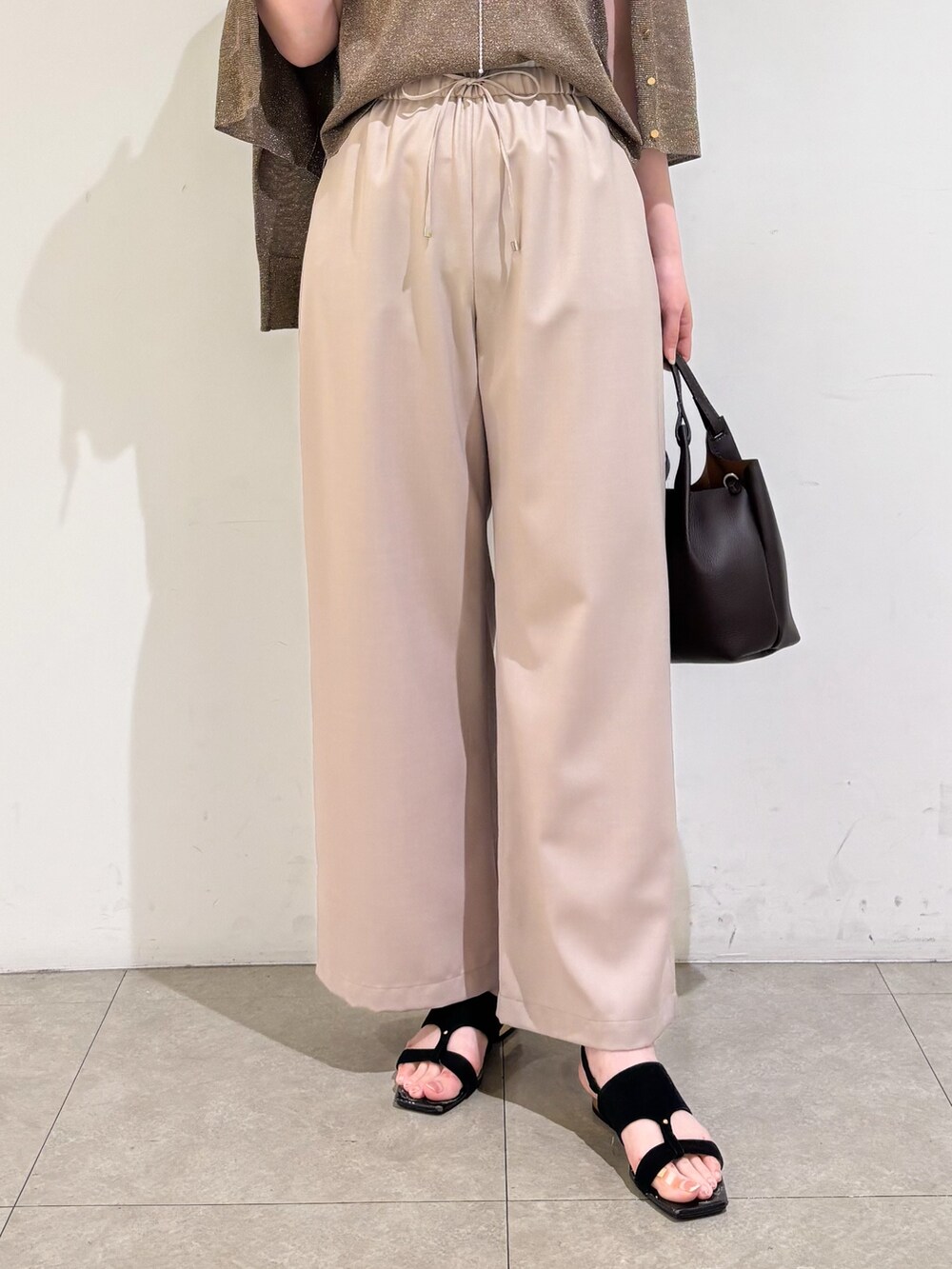 ブラウン系のカーディガン/ボレロ、ブラウン系のタンクトップ、ベージュ系のその他パンツを着用したレディースの夏コーディネートの8枚目の写真