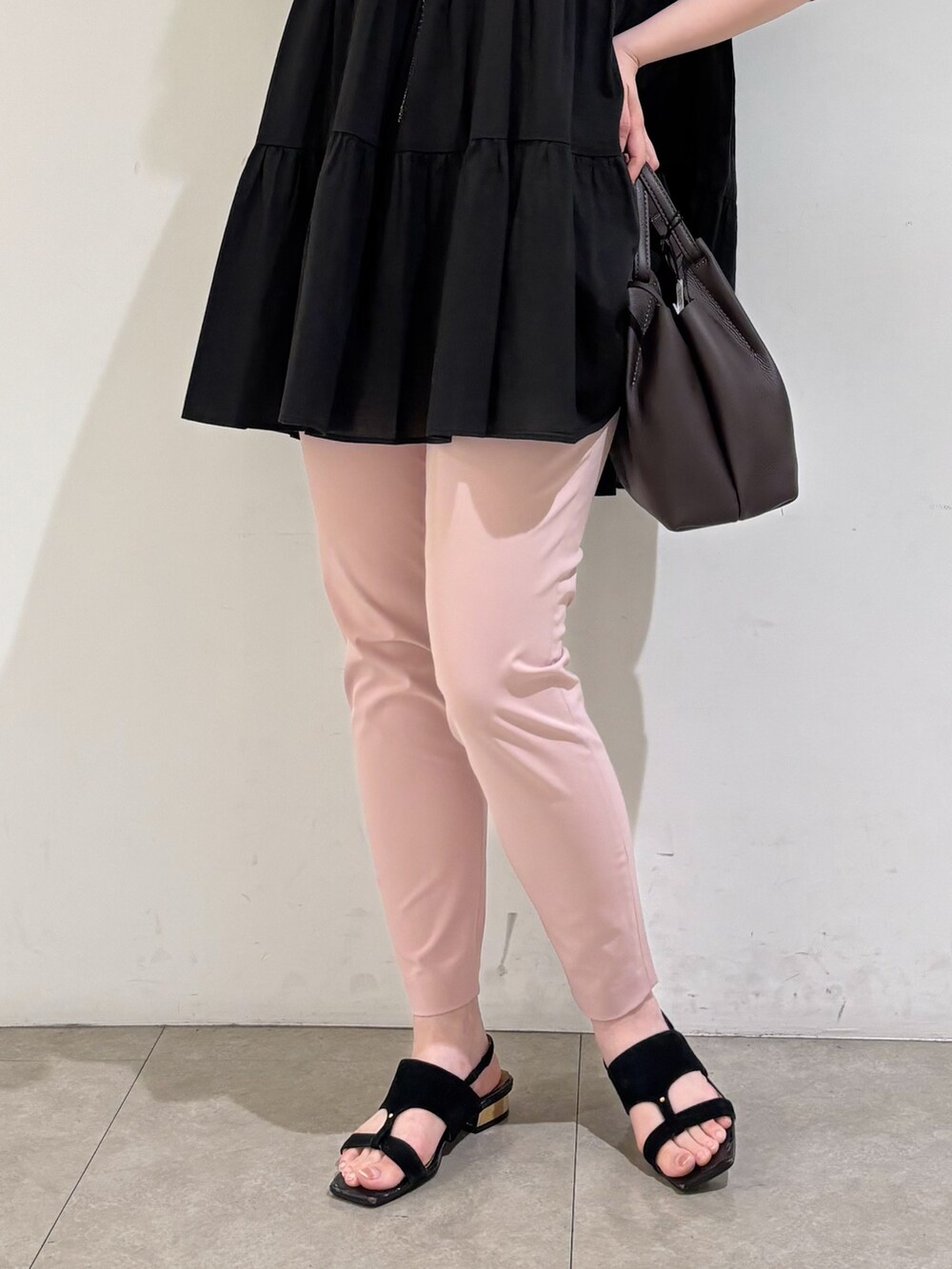 ブラック系のシャツ/ブラウス、ピンク系のスラックス、ブラック系のサンダルを着用したレディースの秋コーディネートの7枚目の写真