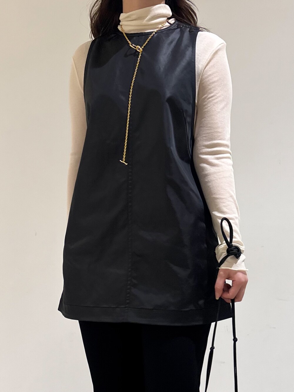 ホワイト系のTシャツ/カットソー、ブラック系のサロペット/オーバーオール、ブラック系のその他パンツを着用したレディースの秋コーディネートの7枚目の写真