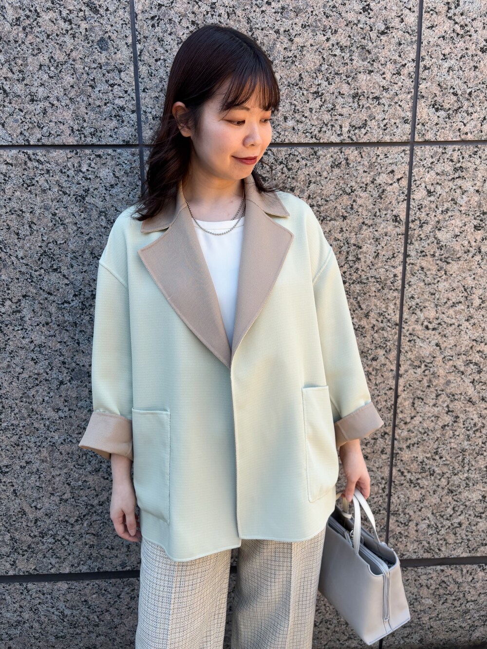 「春コーデ、ジャケット、リバーシブル、パンツスタイル、春色、休日スタイル、お出かけコーデ、大人かわいい、フラットシューズ、大人カジュアルコーデ」｜「qualiteのバイカラーリバーシブルコート（ノーカラーコート、ベージュ系）」を使った、Shihoさん（レディース・168cm）の春コーディネートの4枚目の写真