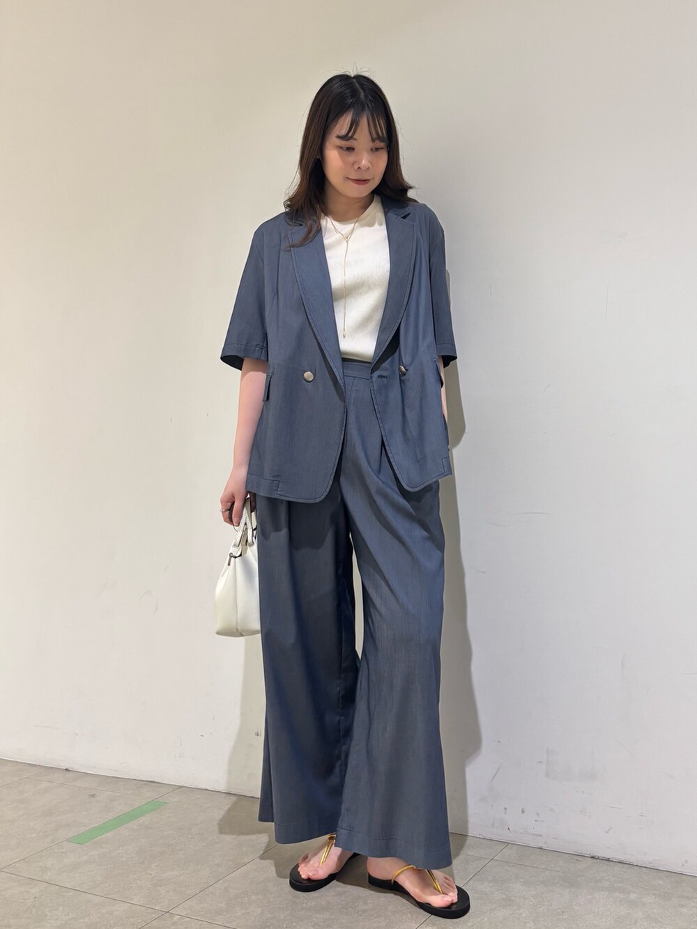 ブルー系のその他パンツ、ホワイト系のTシャツ/カットソー、ブルー系のテーラードジャケットを着用したレディースの春コーディネートの3枚目の写真