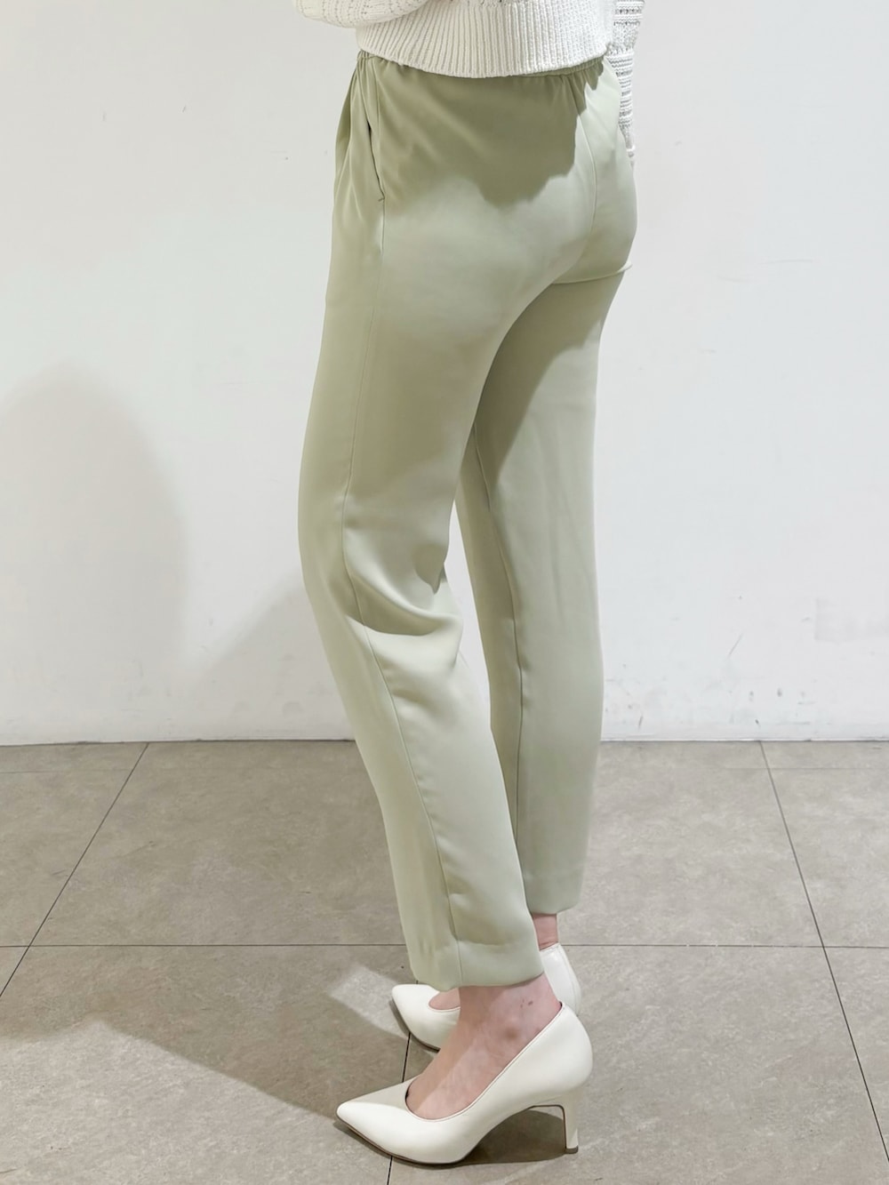 「ニット、パンツスタイル、ウエストゴム、春色、クロップドトップス、春服、大人カジュアルコーデ、春アウター、大人コーデ、きれいめカジュアル」｜「PICHE ABAHOUSEの【最高パンプス/7cmヒール】美脚×快適 パンプス（パンプス、ホワイト系）」を使った、Shihoさん（レディース・168cm）の春コーディネートの7枚目の写真