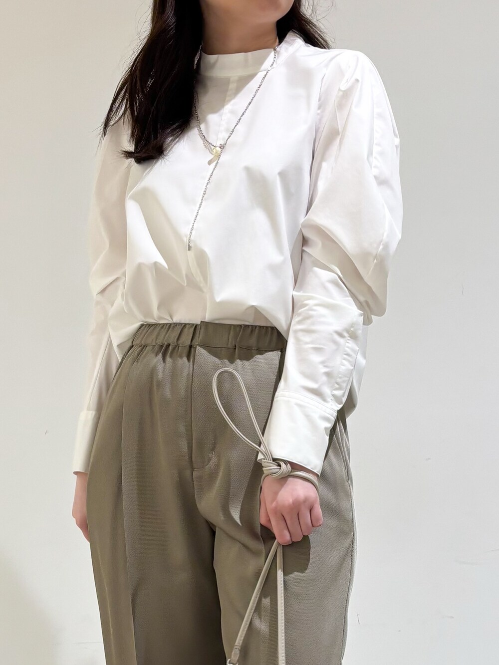 グリーン系のその他パンツ、ホワイト系のシャツ/ブラウス、シルバー系のネックレスを着用したレディースの秋コーディネートの6枚目の写真