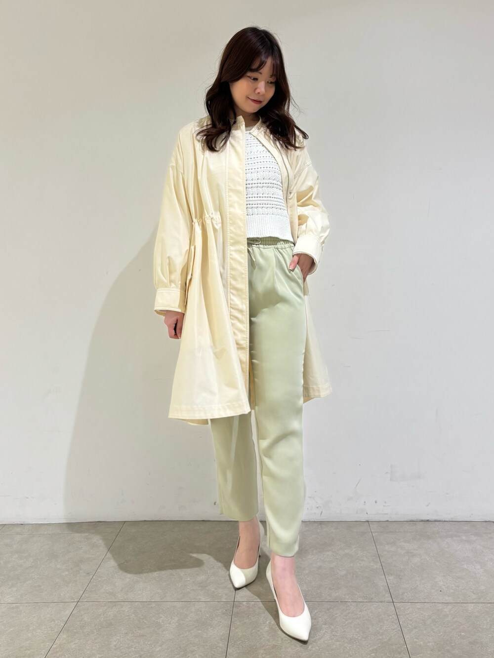 「ニット、パンツスタイル、ウエストゴム、春色、クロップドトップス、春服、大人カジュアルコーデ、春アウター、大人コーデ、きれいめカジュアル」｜「PICHE ABAHOUSEの【最高パンプス/7cmヒール】美脚×快適 パンプス（パンプス、ホワイト系）」を使った、Shihoさん（レディース・168cm）の春コーディネートの8枚目の写真