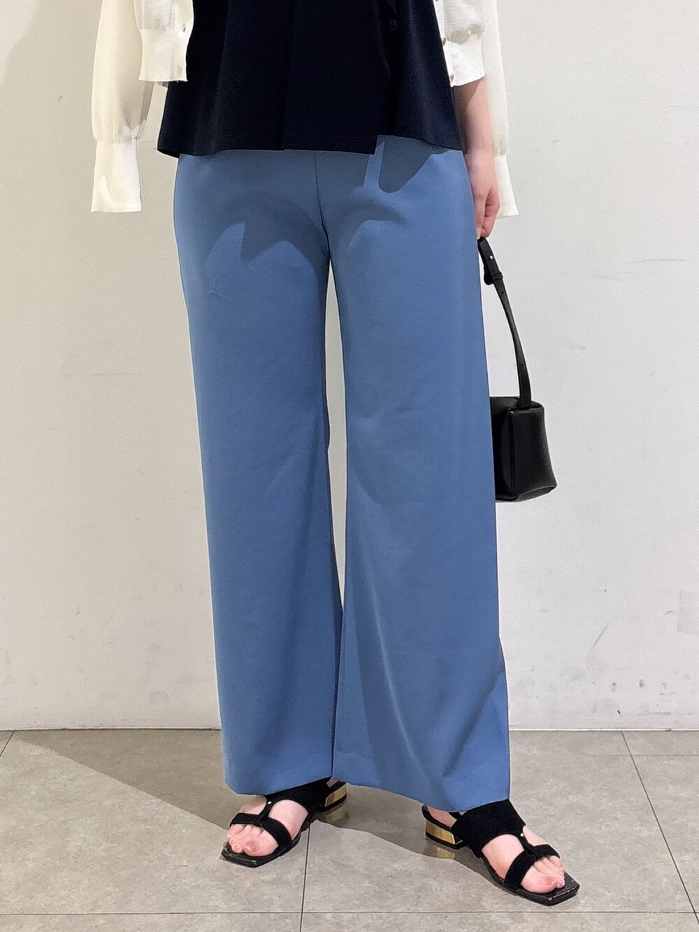 「夏コーデ、カーディガン、パンツスタイル、ワイドパンツ、ウエストゴム、ブルー、夏ファッション、お出かけコーデ、カジュアルスタイル、オトナカジュアル、お仕事コーデ」｜「qualiteのコットンナイロンハイゲージニットカーデ（カーディガン/ボレロ、ホワイト系）」を使った、Shihoさん（レディース・168cm）の夏コーディネートの9枚目の写真