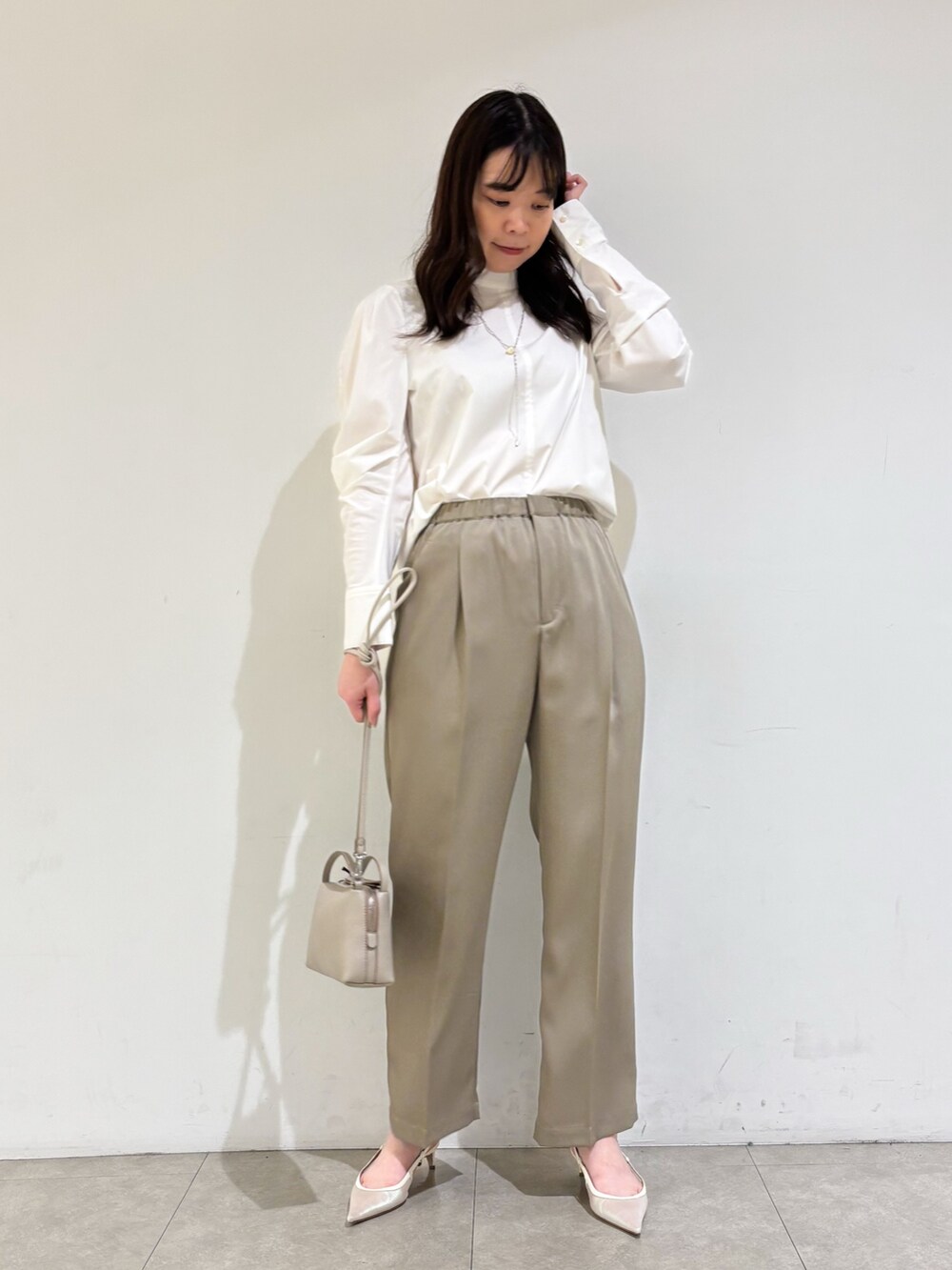 グリーン系のその他パンツ、ホワイト系のシャツ/ブラウス、シルバー系のネックレスを着用したレディースの秋コーディネートの3枚目の写真