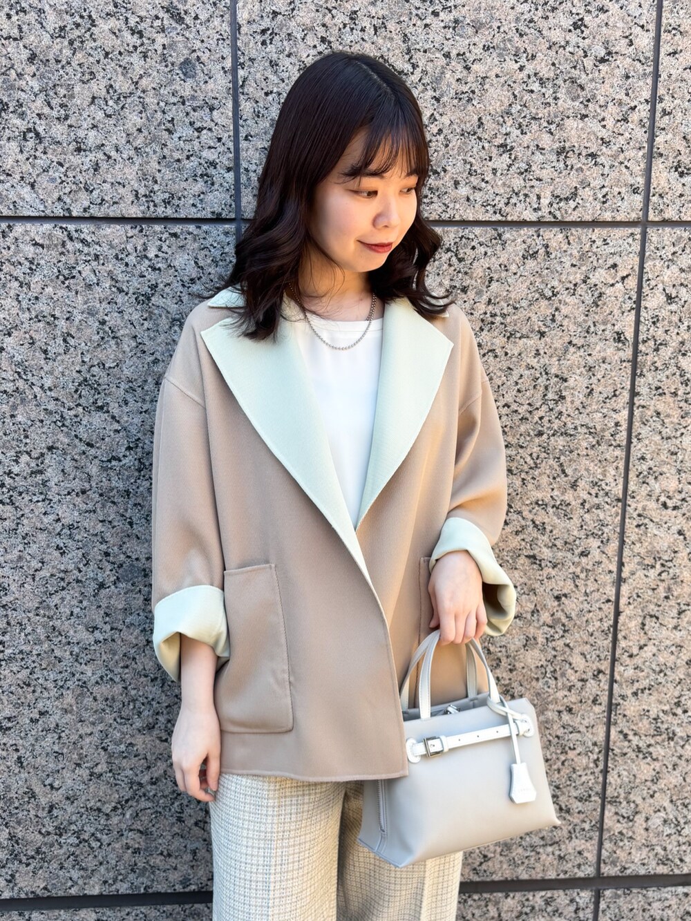 「春コーデ、ジャケット、リバーシブル、パンツスタイル、春色、休日スタイル、お出かけコーデ、大人かわいい、フラットシューズ、大人カジュアルコーデ」｜「qualiteのバイカラーリバーシブルコート（ノーカラーコート、ベージュ系）」を使った、Shihoさん（レディース・168cm）の春コーディネートの6枚目の写真