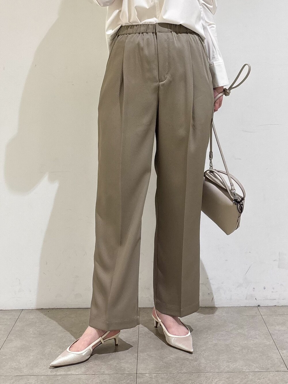 グリーン系のその他パンツ、ホワイト系のシャツ/ブラウス、シルバー系のネックレスを着用したレディースの秋コーディネートの8枚目の写真