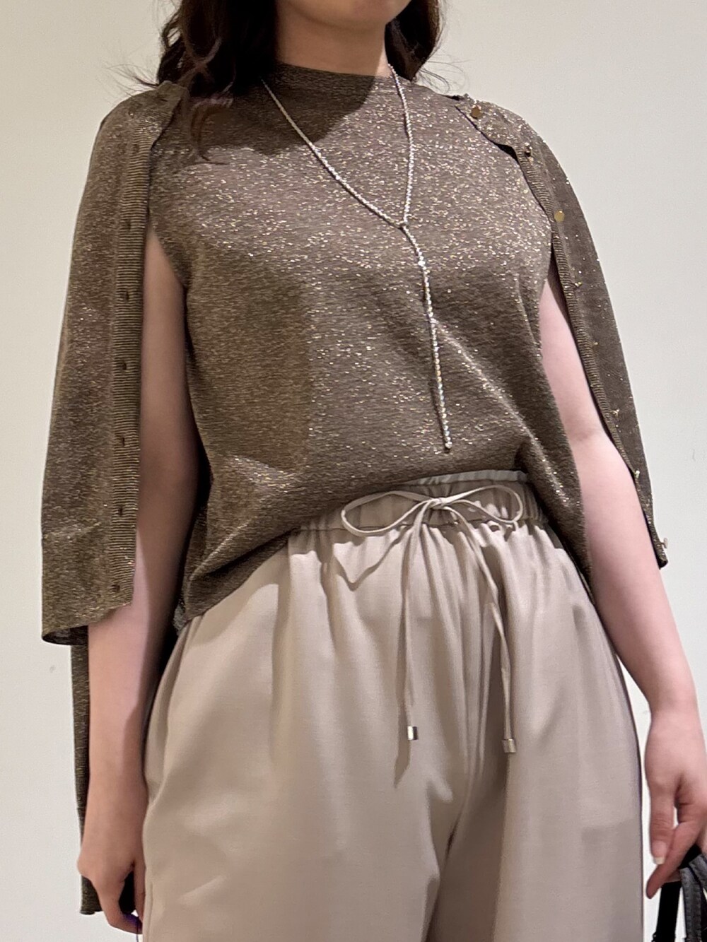 ブラウン系のカーディガン/ボレロ、ブラウン系のタンクトップ、ベージュ系のその他パンツを着用したレディースの夏コーディネートの6枚目の写真