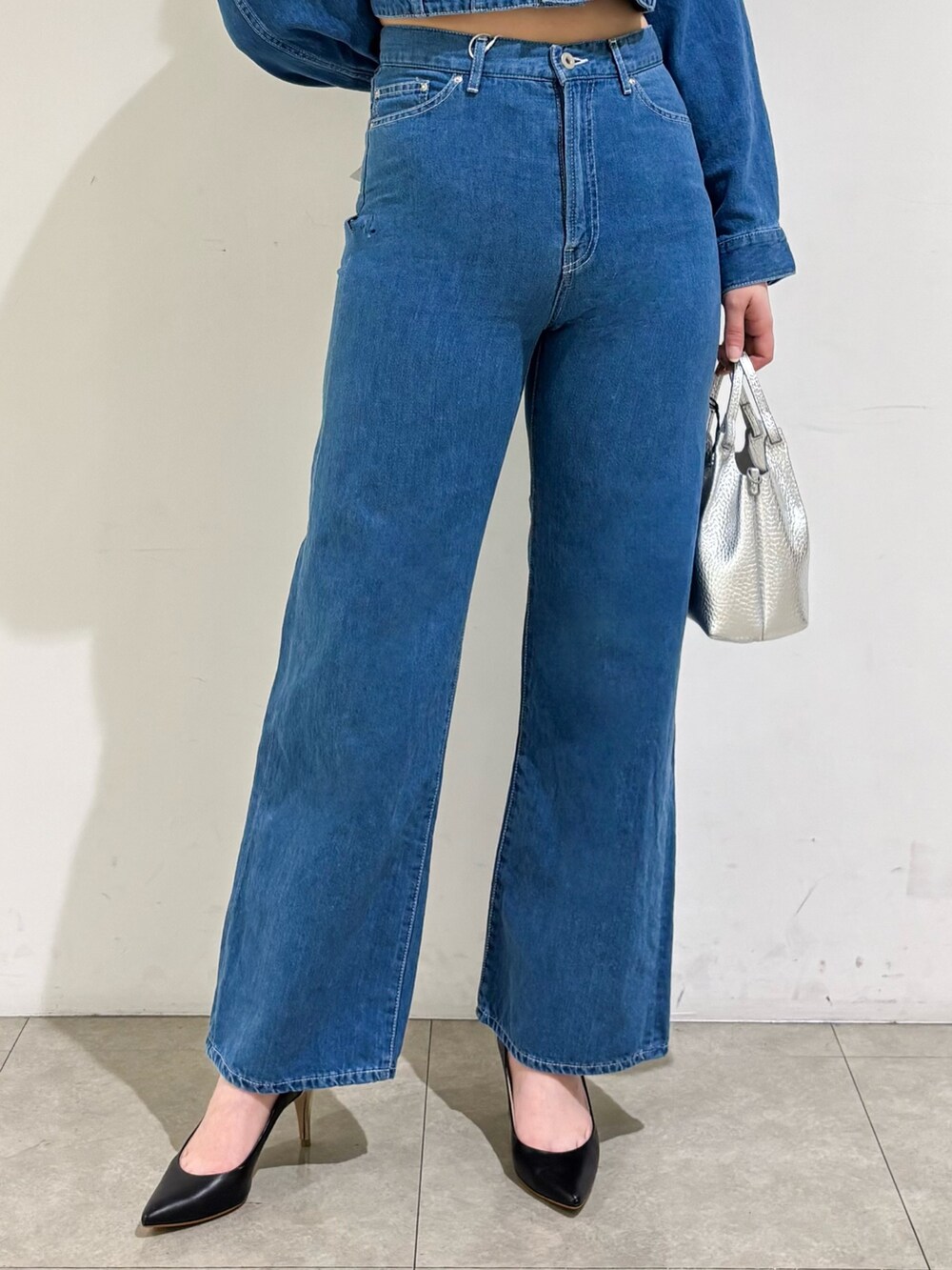 「セットアップ、デニム、デニムパンツ、デニムジャケット、春コーデ、クロップドトップス、おでかけコーデ、春服コーデ、オトナ女子、ワイドデニム」｜「qualiteの【e×ｶﾘﾃ】ｺｯﾄﾝﾘﾈﾝﾃﾞﾆﾑｼﾞｬｹｯﾄ（デニムジャケット、ブルー系）」を使った、Shihoさん（レディース・168cm）の春コーディネートの7枚目の写真