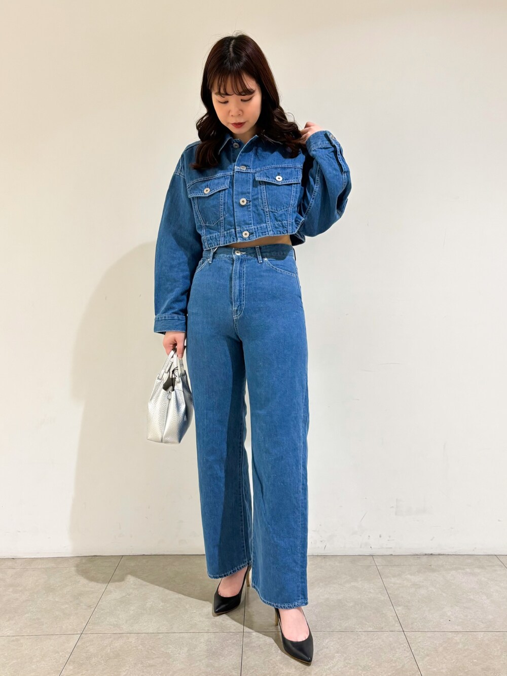 「セットアップ、デニム、デニムパンツ、デニムジャケット、春コーデ、クロップドトップス、おでかけコーデ、春服コーデ、オトナ女子、ワイドデニム」｜「qualiteの【e×ｶﾘﾃ】ｺｯﾄﾝﾘﾈﾝﾃﾞﾆﾑｼﾞｬｹｯﾄ（デニムジャケット、ブルー系）」を使った、Shihoさん（レディース・168cm）の春コーディネートの3枚目の写真