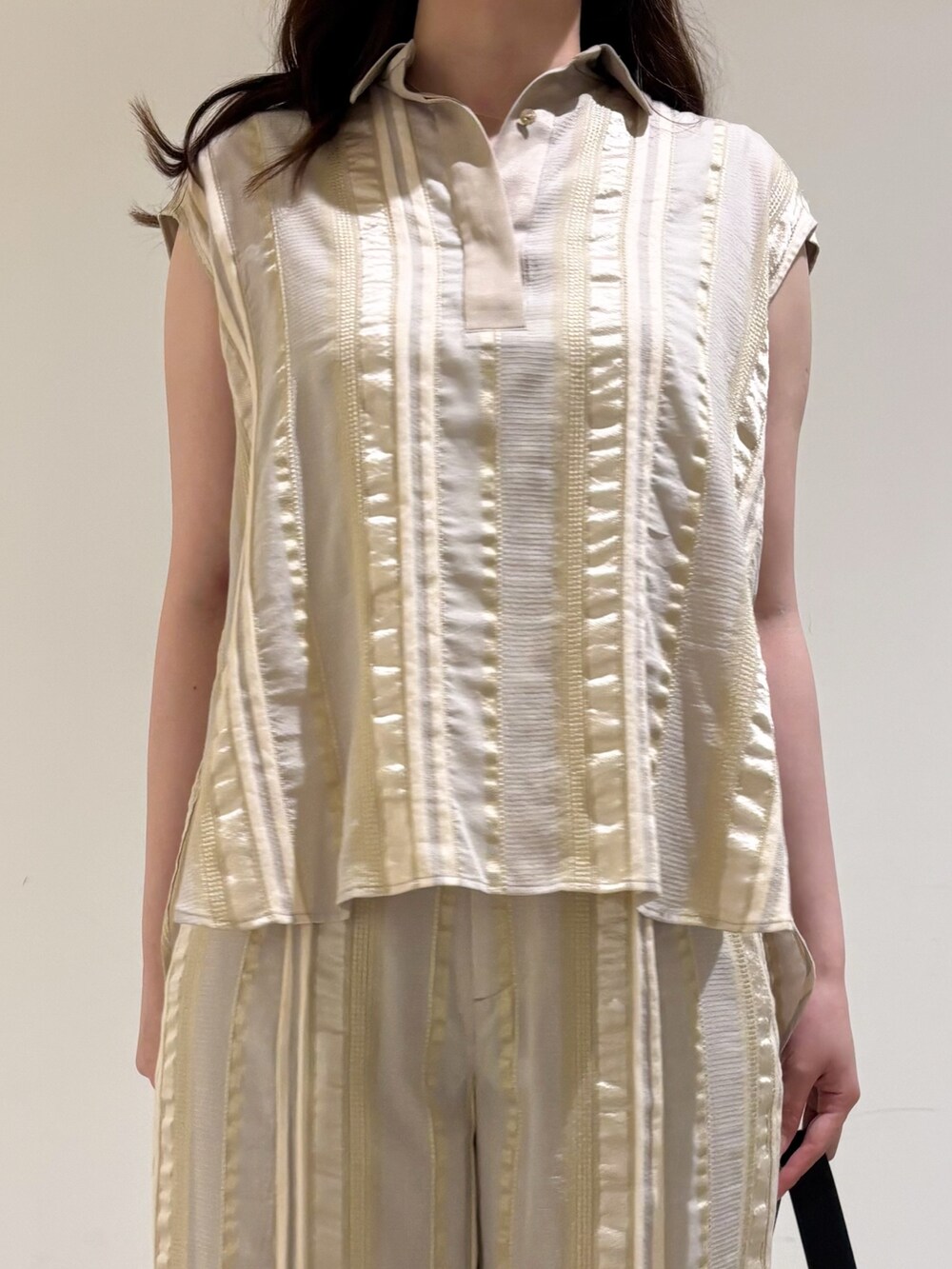 ベージュ系のシャツ/ブラウス、ベージュ系のその他パンツ、ブラック系のサンダルを着用したレディースの夏コーディネートの7枚目の写真