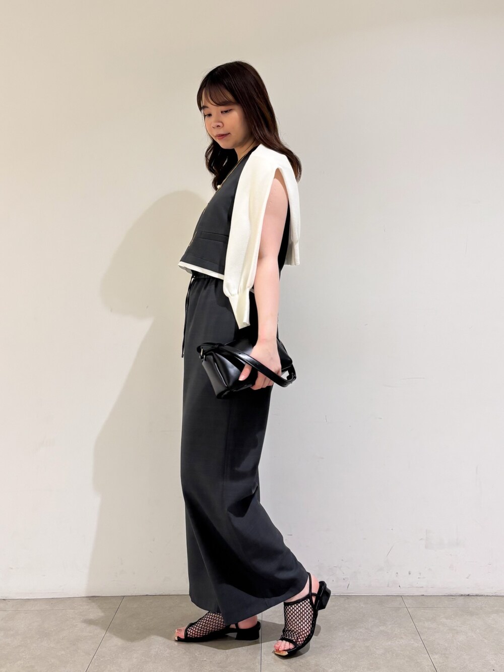 グレー系のその他パンツ、ブラック系のサンダル、グレー系のタンクトップを着用したレディースの夏コーディネートの5枚目の写真