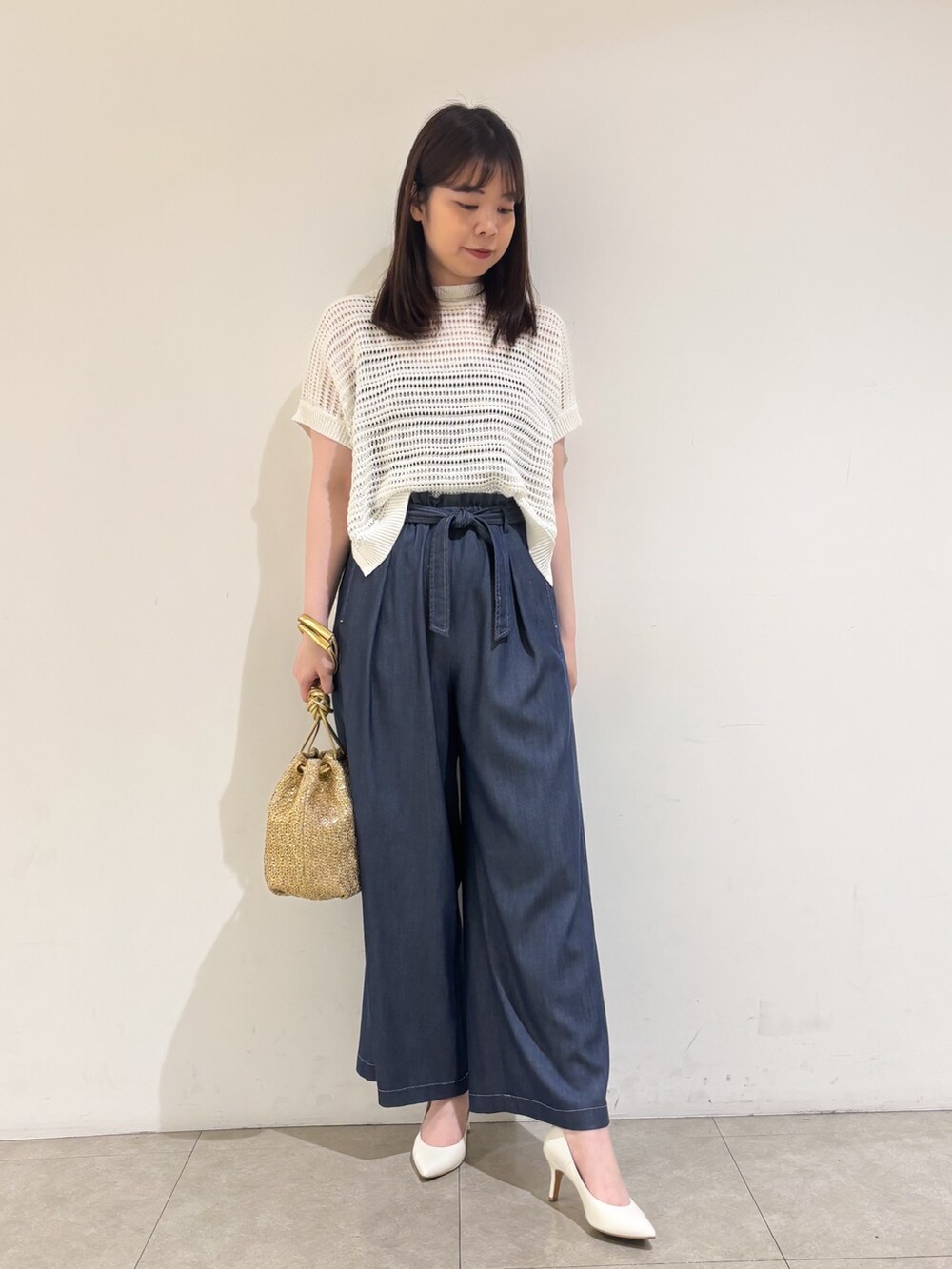 「サマーニット、ワイドパンツ、パンツスタイル、デニム、オトナカジュアル、おでかけコーデ、春夏コーデ、夏服、ラフコーデ、シンプル」｜「qualiteのテンセルデニムパンツ（その他パンツ、ブルー系）」を使った、Shihoさん（レディース・168cm）の春コーディネートの2枚目の写真