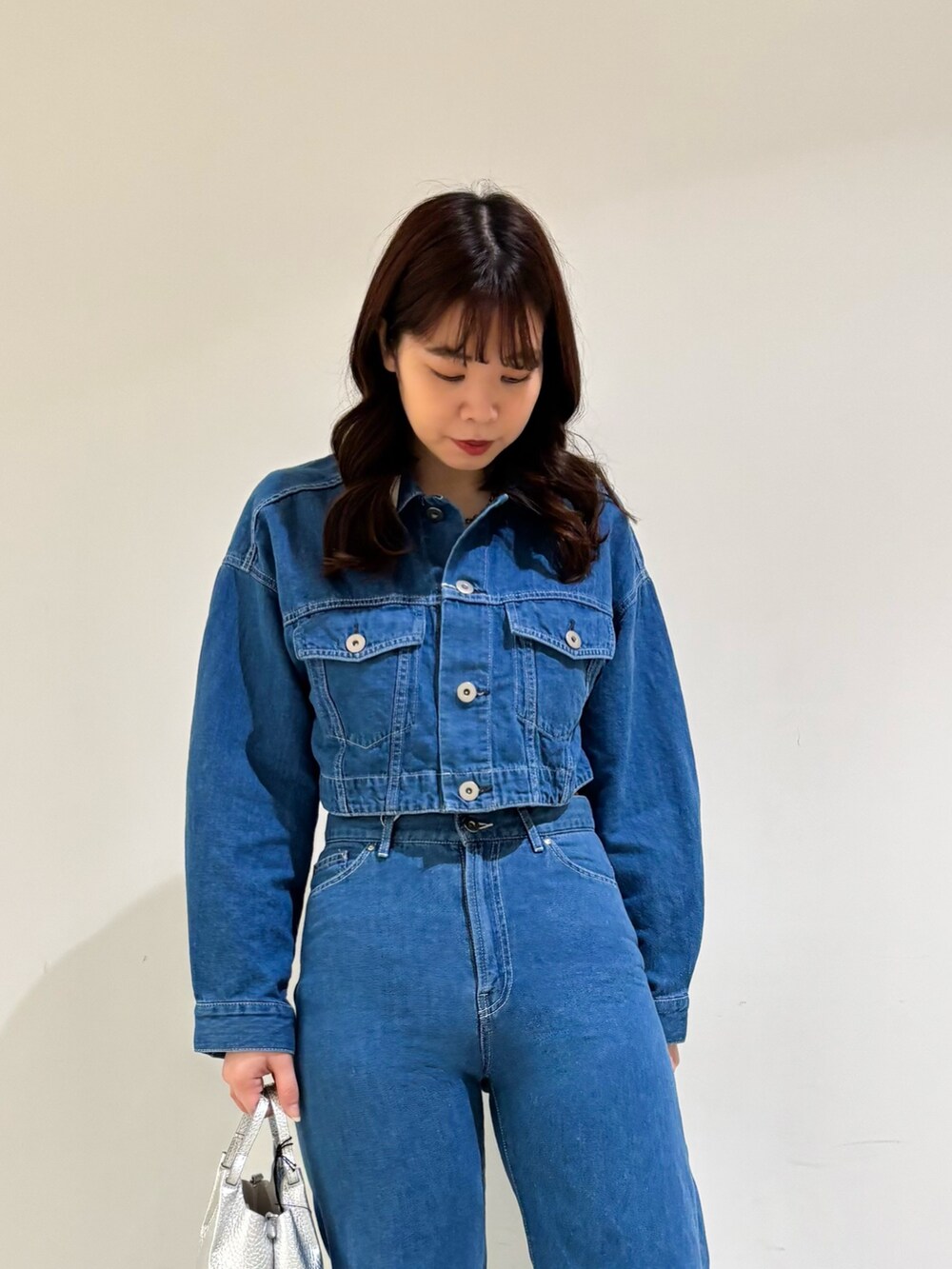 「セットアップ、デニム、デニムパンツ、デニムジャケット、春コーデ、クロップドトップス、おでかけコーデ、春服コーデ、オトナ女子、ワイドデニム」｜「qualiteの【e×ｶﾘﾃ】ｺｯﾄﾝﾘﾈﾝﾃﾞﾆﾑｼﾞｬｹｯﾄ（デニムジャケット、ブルー系）」を使った、Shihoさん（レディース・168cm）の春コーディネートの5枚目の写真