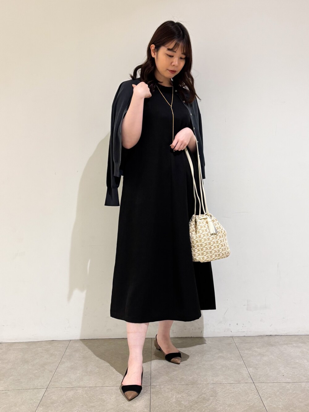 「ワンピース、夏コーデ、カーディガン、オトナカジュアル、お出かけコーデ、きれいめカジュアル、休日スタイル、ラクチンコーデ、スカートコーデ」｜「qualiteの【襟取り外し可能】2WAYボレロワンピース（ワンピース、ブラック系）」を使った、Shihoさん（レディース・168cm）の春コーディネートの2枚目の写真