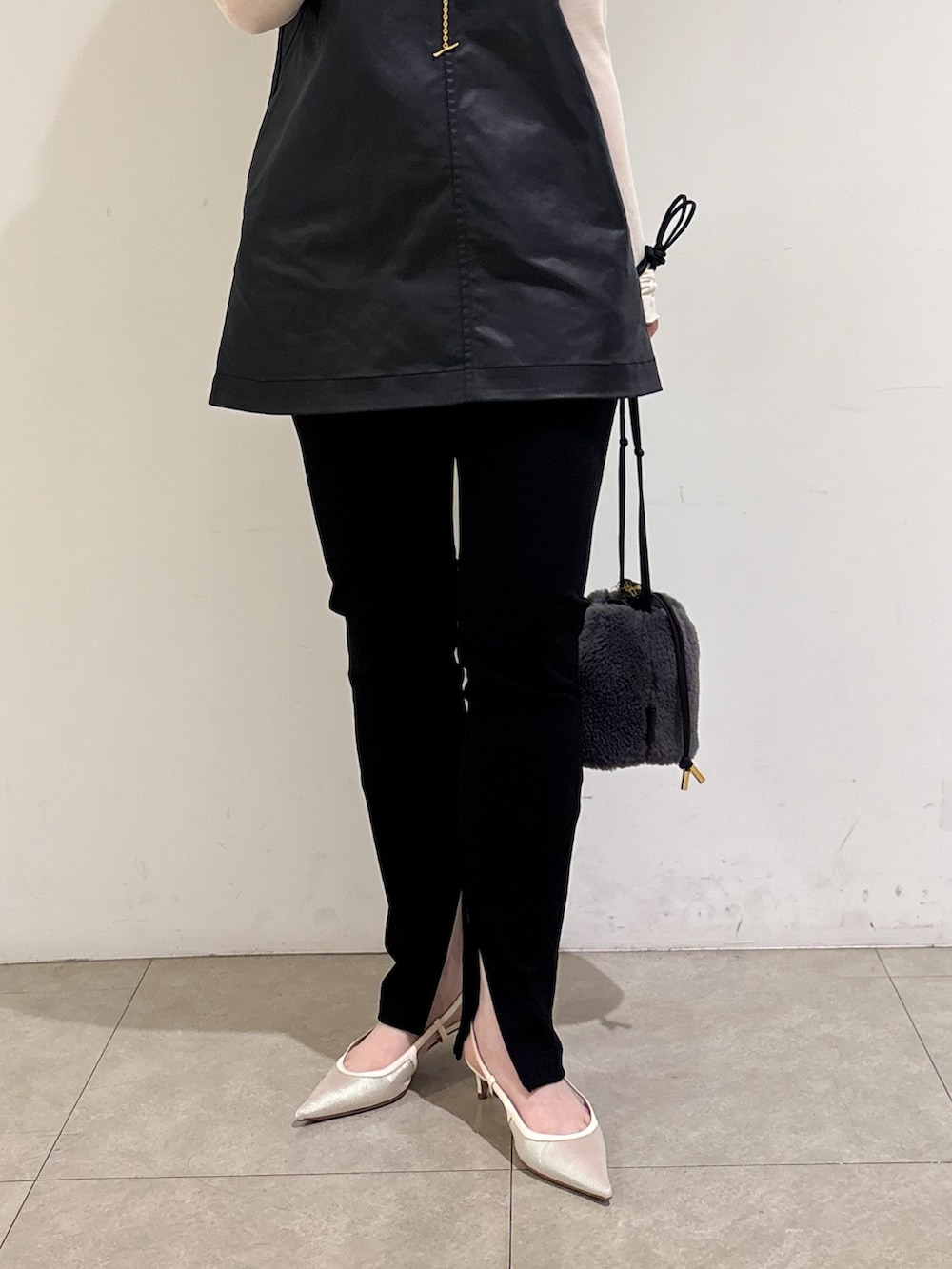 ホワイト系のTシャツ/カットソー、ブラック系のサロペット/オーバーオール、ブラック系のその他パンツを着用したレディースの秋コーディネートの8枚目の写真