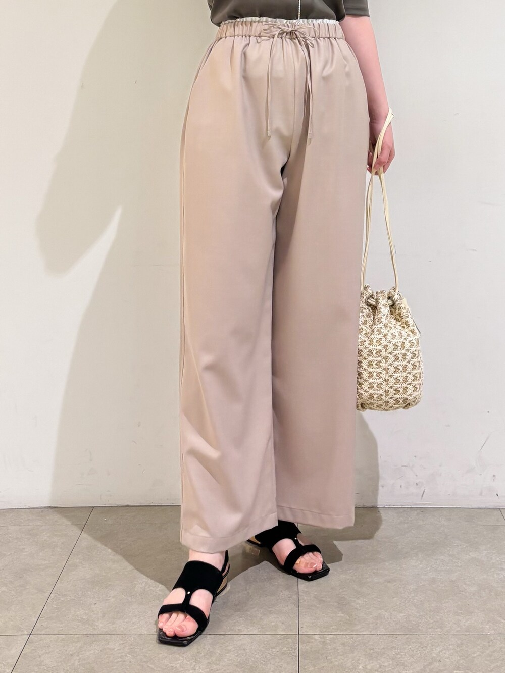 ベージュ系のその他パンツ、ホワイト系のショルダーバッグ、ブラック系のサンダルを着用したレディースの夏コーディネートの9枚目の写真