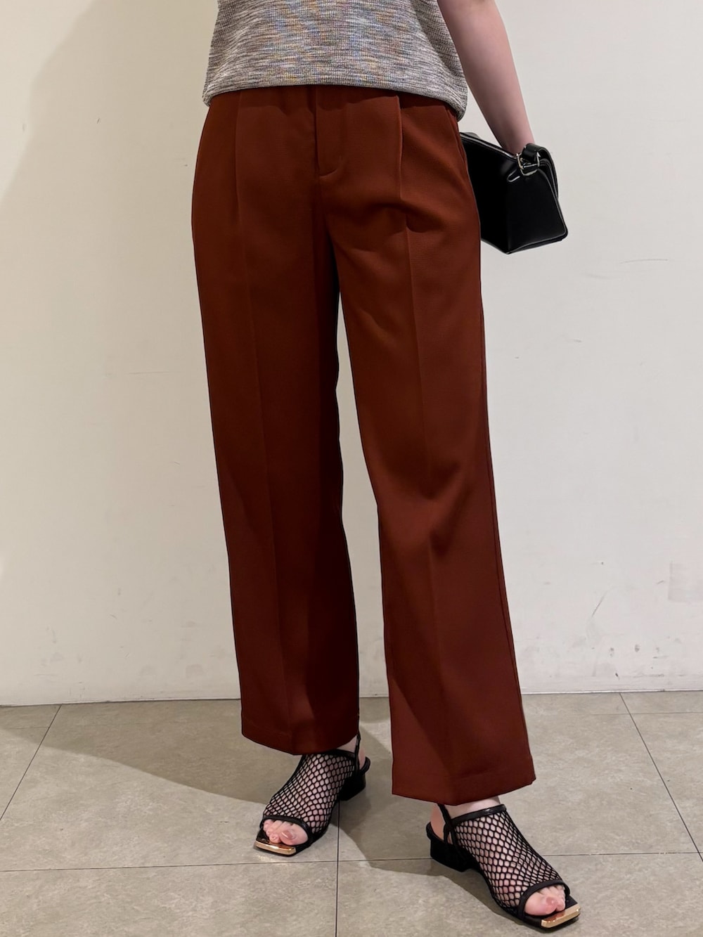 ピンク系のベスト、ブラウン系のその他パンツ、ブラック系のサンダルを着用したレディースの秋コーディネートの8枚目の写真