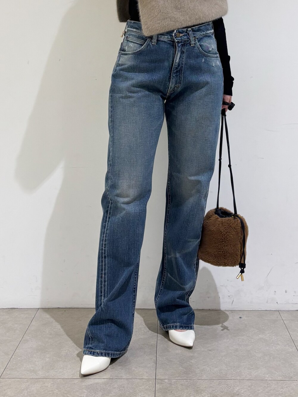 ベージュ系のその他トップス、ブラウン系のニット/セーター、ブラウン系のショルダーバッグを着用したレディースの秋コーディネートの8枚目の写真