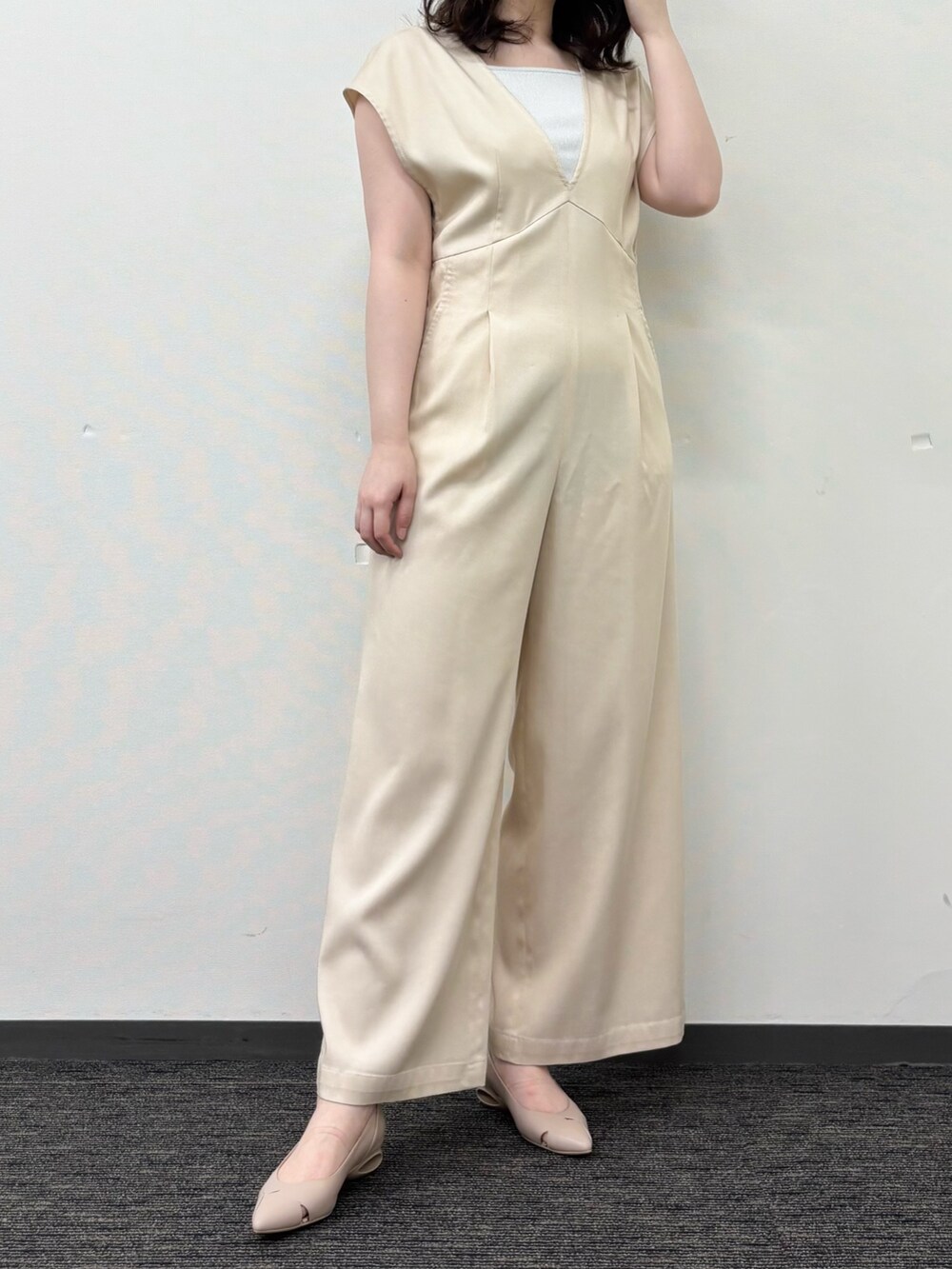 「オールインワン、春コーデ、春夏コーデ、大人カジュアル、お出かけコーデ、休日スタイル、シンプル・ベーシック、ワントーンコーデ、リラックススタイル、ラクチンコーデ」｜「qualiteのラメスクエアノースリーブニット（タンクトップ、グレー系）」を使った、Shihoさん（レディース・168cm）の春コーディネートの6枚目の写真