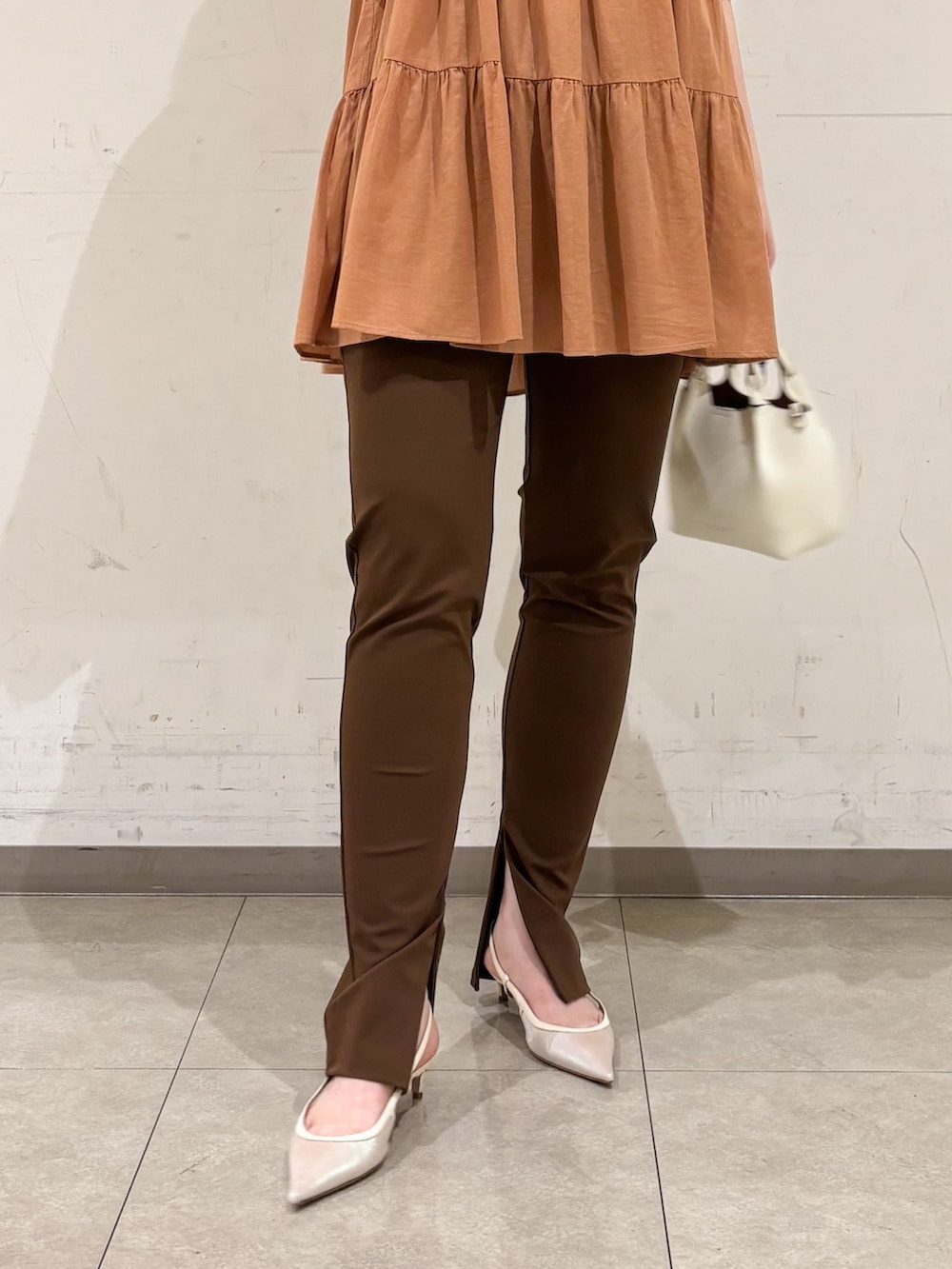 ブラウン系のその他パンツ、ブラウン系のシャツ/ブラウス、ゴールド系のネックレスを着用したレディースの秋コーディネートの8枚目の写真