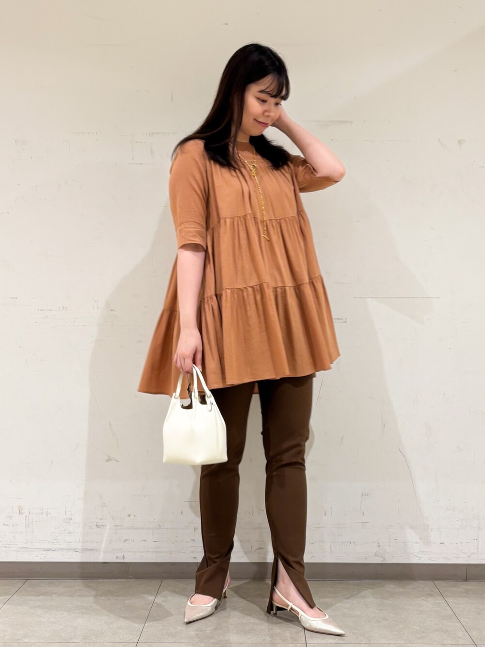 ブラウン系のその他パンツ、ブラウン系のシャツ/ブラウス、ゴールド系のネックレスを着用したレディースの秋コーディネートの2枚目の写真