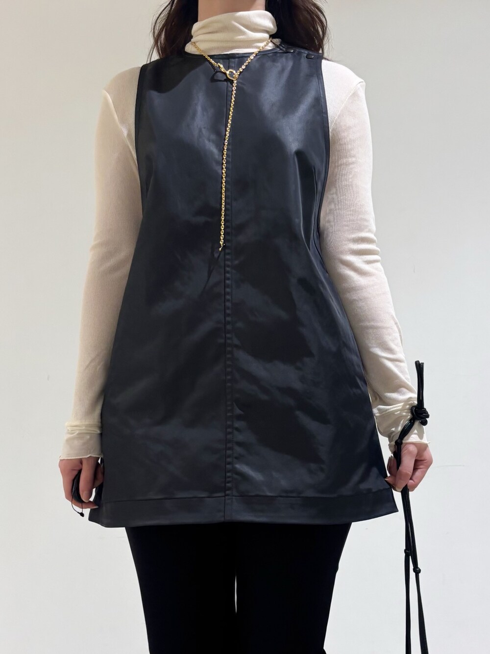 ホワイト系のTシャツ/カットソー、ブラック系のサロペット/オーバーオール、ブラック系のその他パンツを着用したレディースの秋コーディネートの6枚目の写真