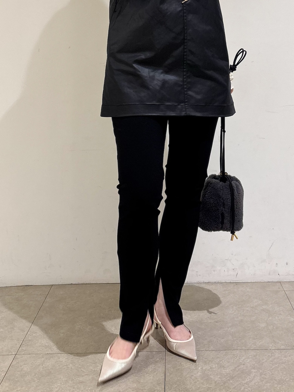 ホワイト系のTシャツ/カットソー、ブラック系のサロペット/オーバーオール、ブラック系のその他パンツを着用したレディースの秋コーディネートの9枚目の写真