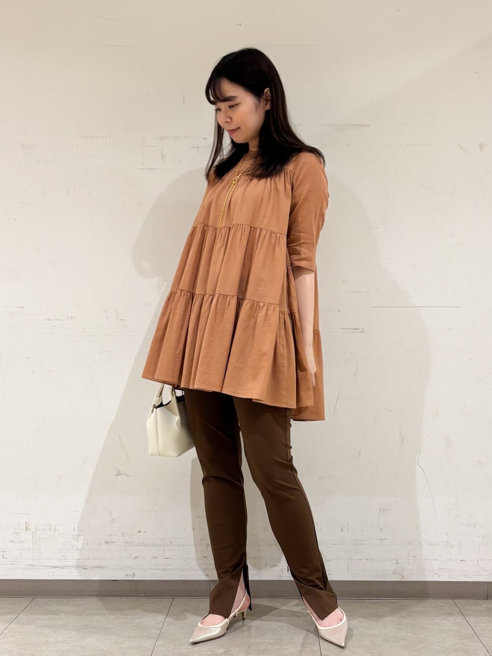 ブラウン系のその他パンツ、ブラウン系のシャツ/ブラウス、ゴールド系のネックレスを着用したレディースの秋コーディネートの3枚目の写真
