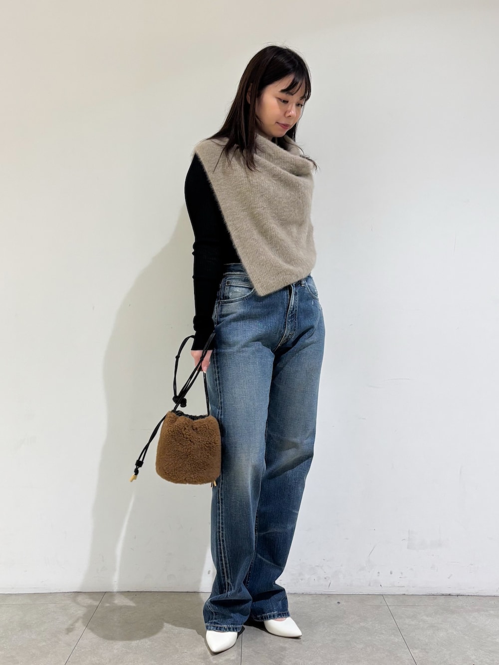 ベージュ系のその他トップス、ブラウン系のニット/セーター、ブラウン系のショルダーバッグを着用したレディースの秋コーディネートの3枚目の写真