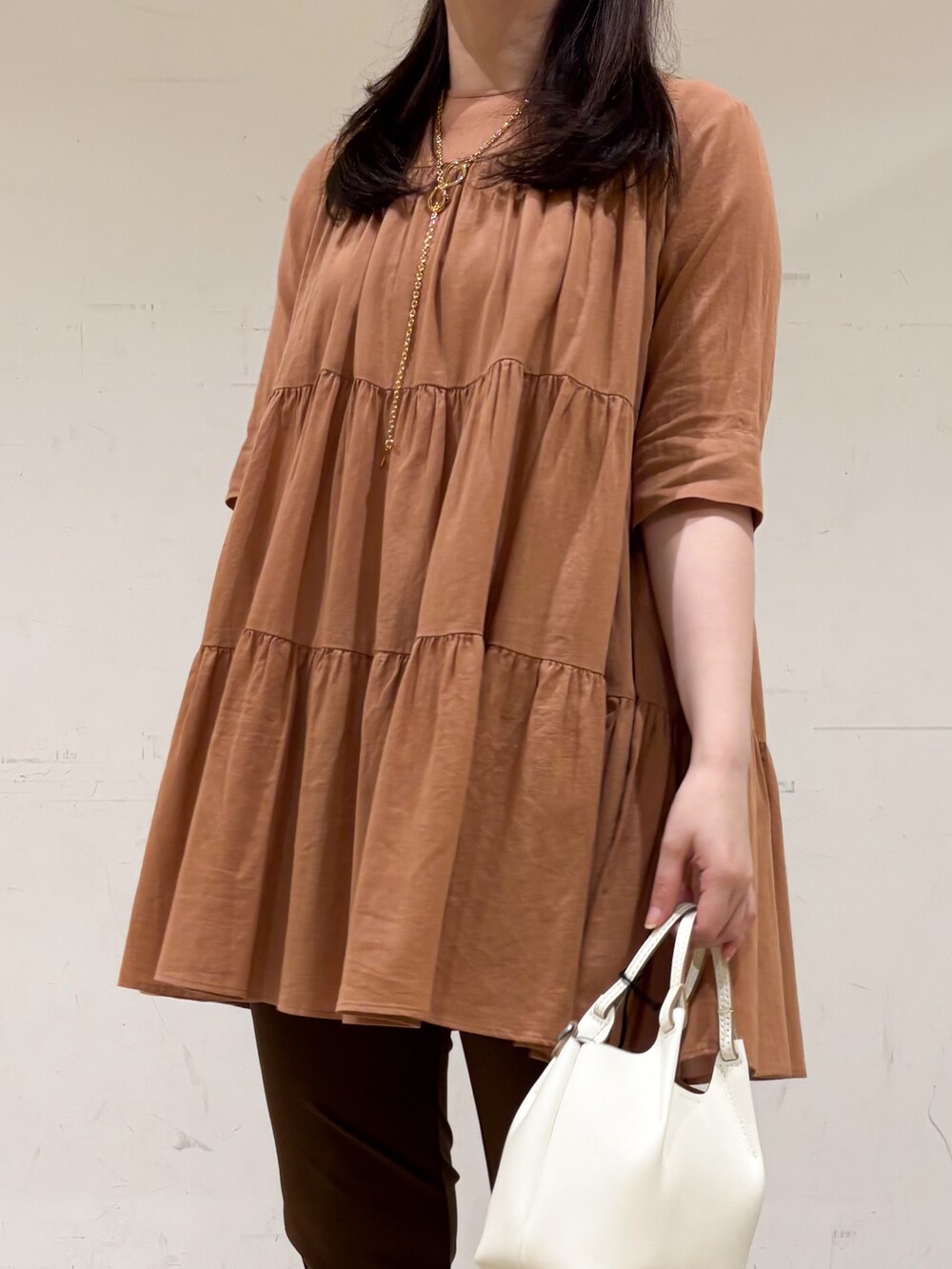 ブラウン系のその他パンツ、ブラウン系のシャツ/ブラウス、ゴールド系のネックレスを着用したレディースの秋コーディネートの6枚目の写真