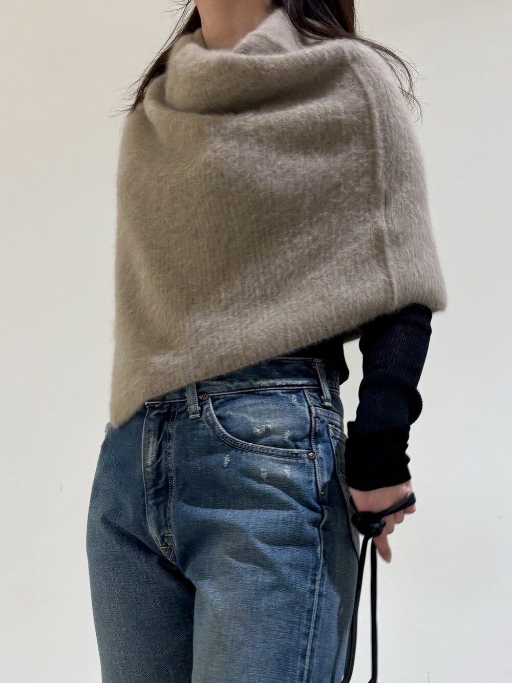 ベージュ系のその他トップス、ブラウン系のニット/セーター、ブラウン系のショルダーバッグを着用したレディースの秋コーディネートの6枚目の写真