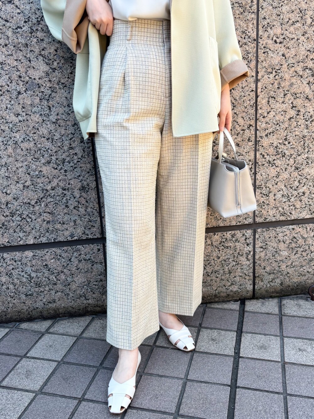 「春コーデ、ジャケット、リバーシブル、パンツスタイル、春色、休日スタイル、お出かけコーデ、大人かわいい、フラットシューズ、大人カジュアルコーデ」｜「qualiteのバイカラーリバーシブルコート（ノーカラーコート、ベージュ系）」を使った、Shihoさん（レディース・168cm）の春コーディネートの8枚目の写真