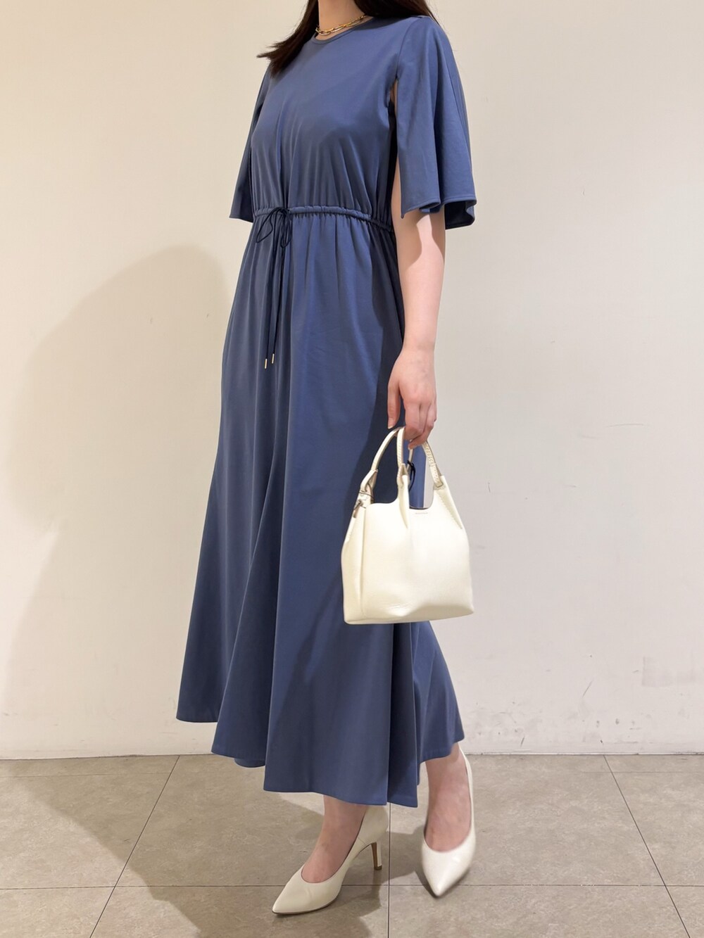 「ワンピース、ケープ、マーメイドスカート、サマースタイル、ウエストマーク、大人カジュアル、大人かわいい、春カラー、おでかけコーデ、ワンピーススタイル」｜「qualiteのケープワンピ（ワンピース、ブルー系）」を使った、Shihoさん（レディース・168cm）の春コーディネートの5枚目の写真